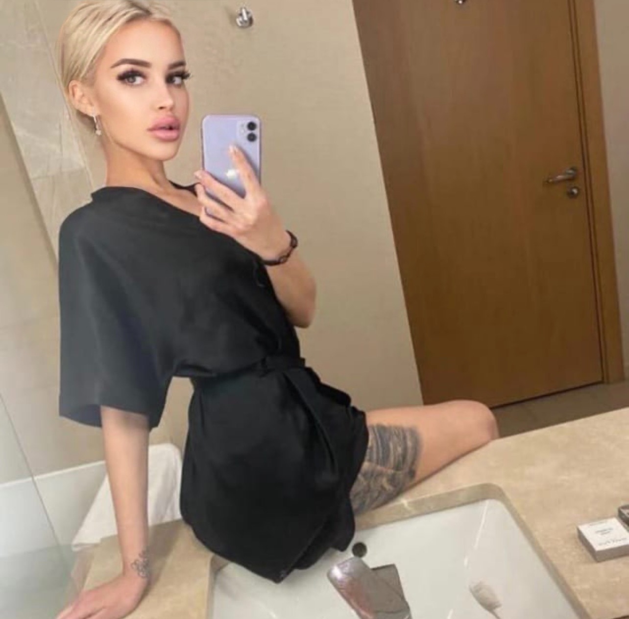 Шлюха Окси Блондинка c 2 размером груди у метро Горьковская Питер Фото - 2